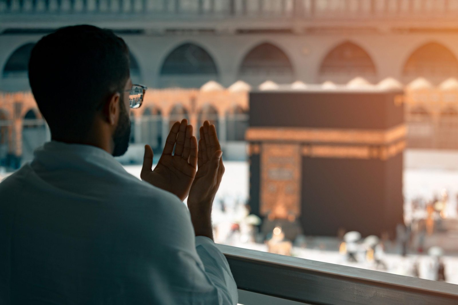 British man praying infront of Kaaba
