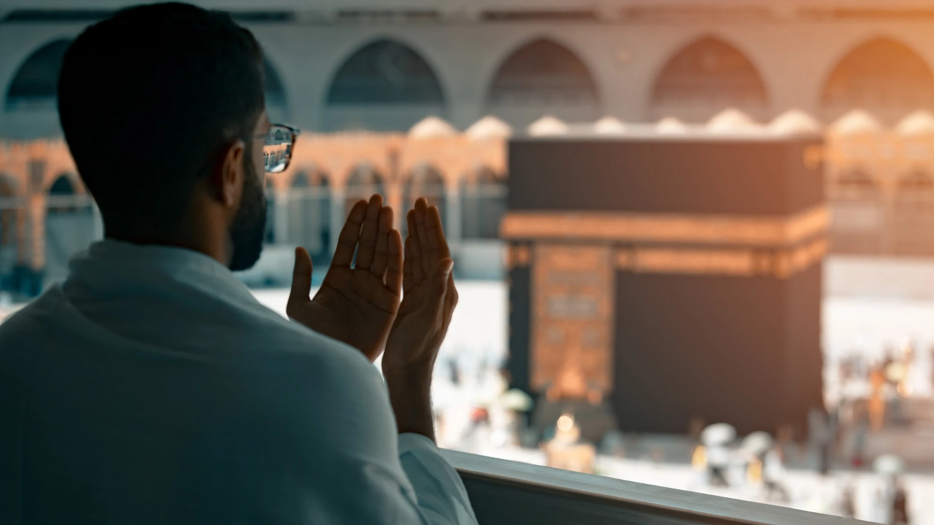 Pilgrims praying at the Kaaba in Makkah, best time to book Umrah from the UK